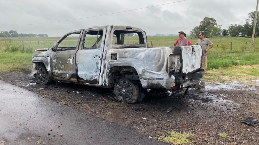 Una camioneta sufrió destrucción total al incendiarse en plena ruta