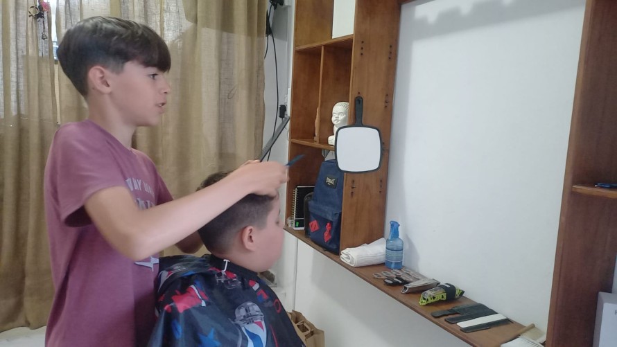 ¡Tijeras solidarias! Cortes de pelo gratis en la barbería de un adolescente