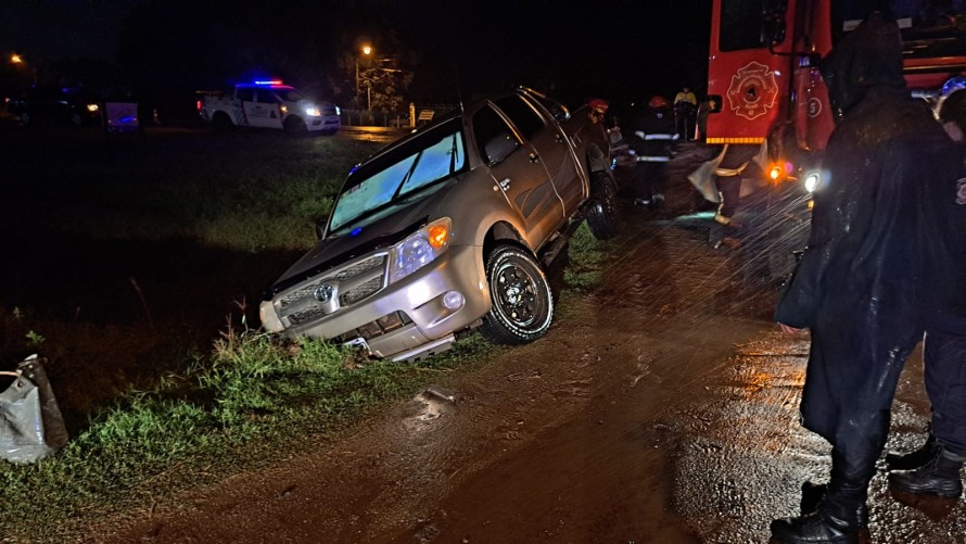 Bajo la intensa lluvia se despistó una camioneta en una calle cerca de DIARCO