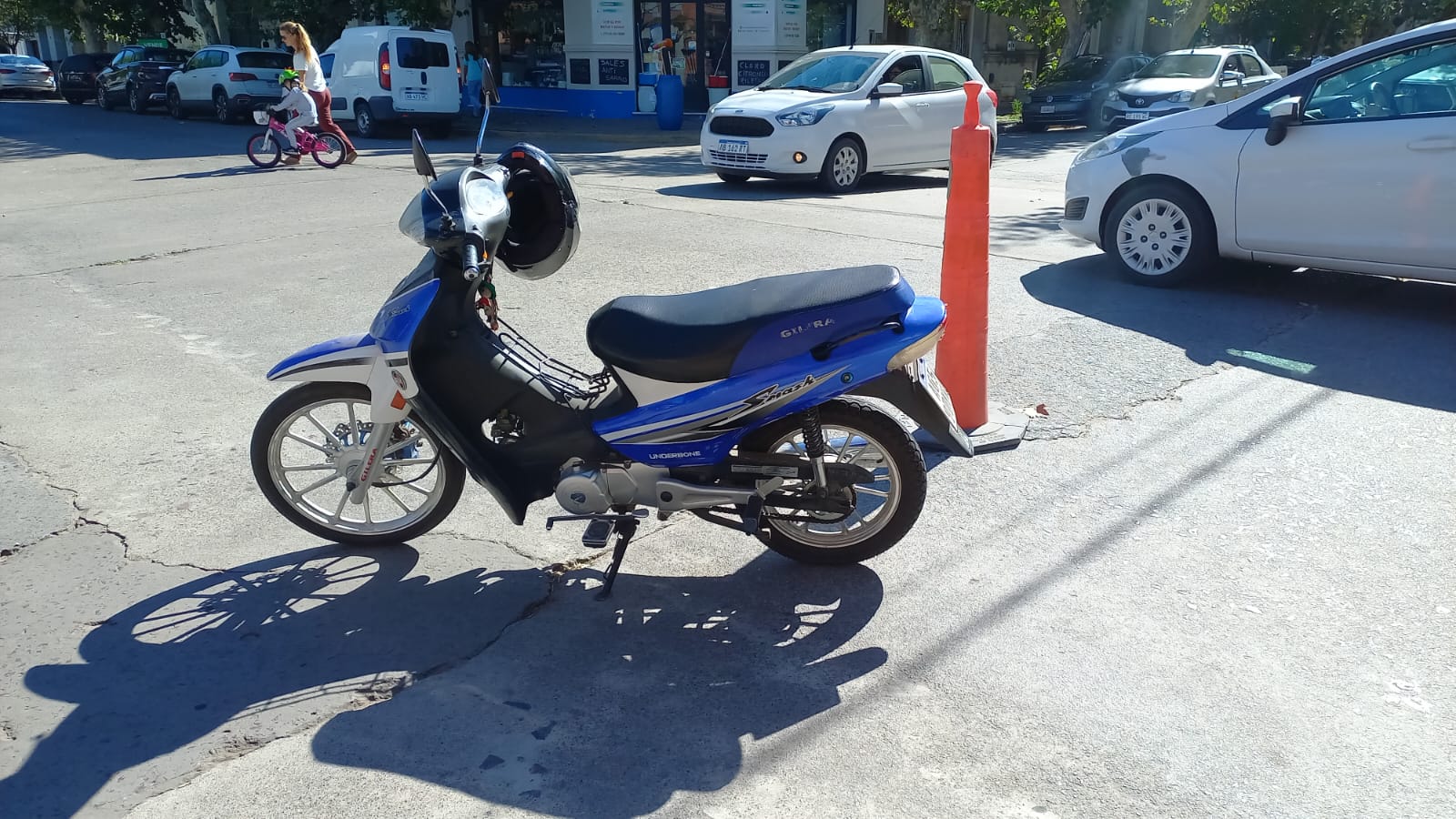 Chocaron una moto y una bicicleta en Mitre y Las Heras