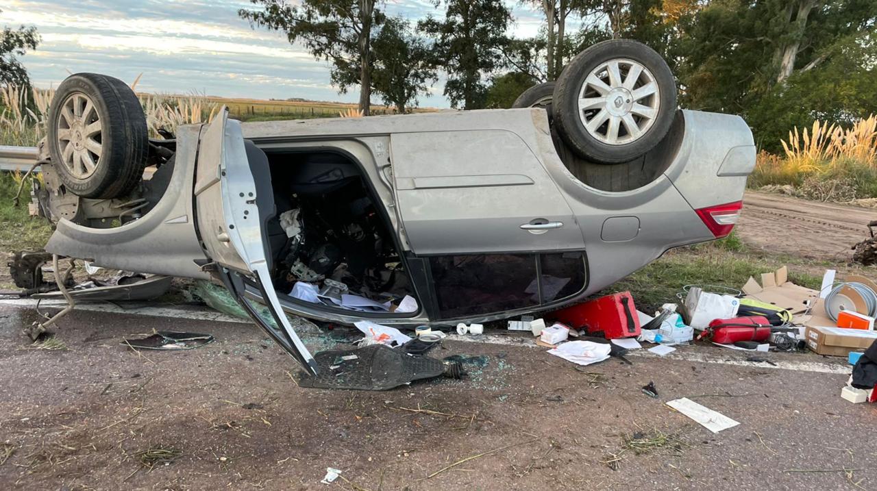 Fuerte choque entre un camión y un auto en Ruta 226