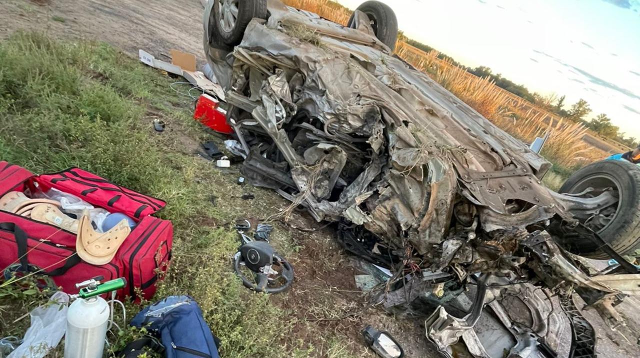 Fuerte choque entre un camión y un auto en Ruta 226