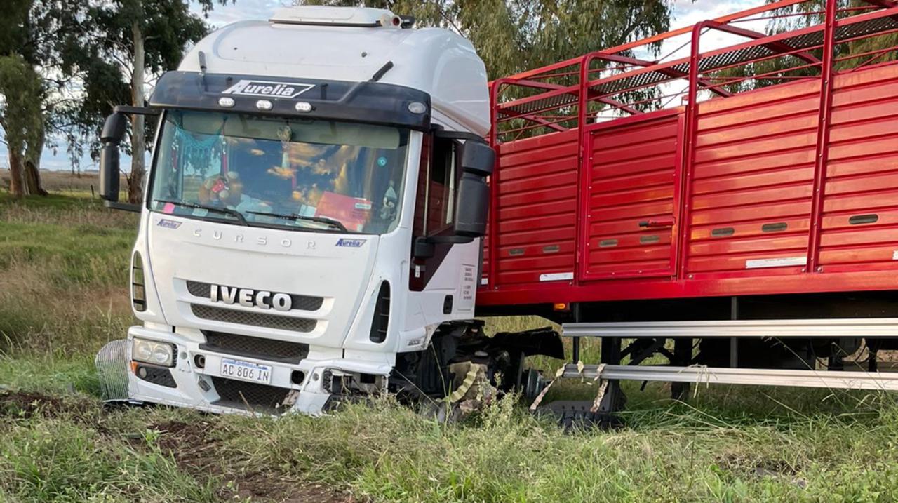 Fuerte choque entre un camión y un auto en Ruta 226