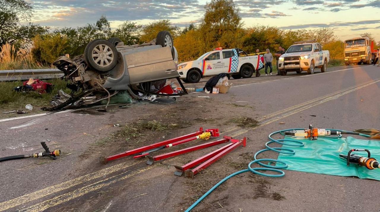 Fuerte choque entre un camión y un auto en Ruta 226