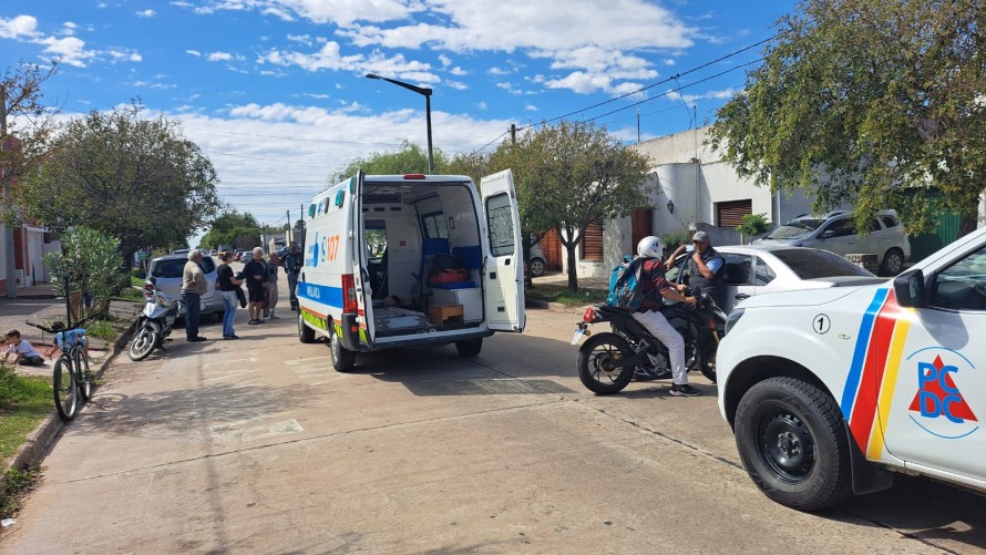 Choque de bicicletas en calle Rivadavia: una mujer fue hospitalizada