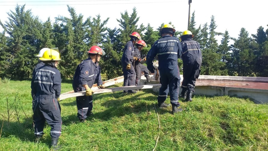 Bomberos rescataron a una yegua que había caído en un tanque