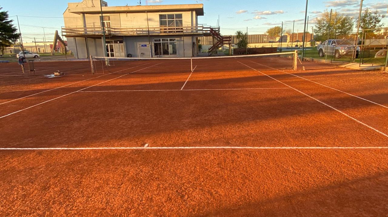 Las canchas de tenis del Club Independiente recuperan su color