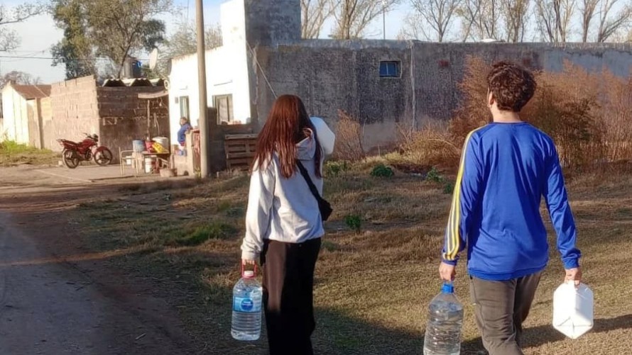 Referentes del grupo Frente Patria Grande alcanzaron agua potable hasta el barrio La Portada