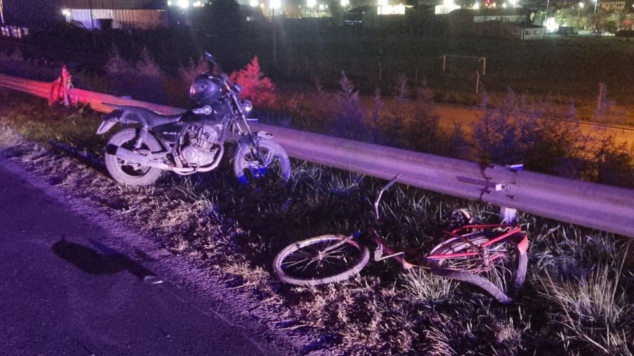 Dos bicicletas y una moto involucradas en un accidente que dejó cinco personas en el hospital