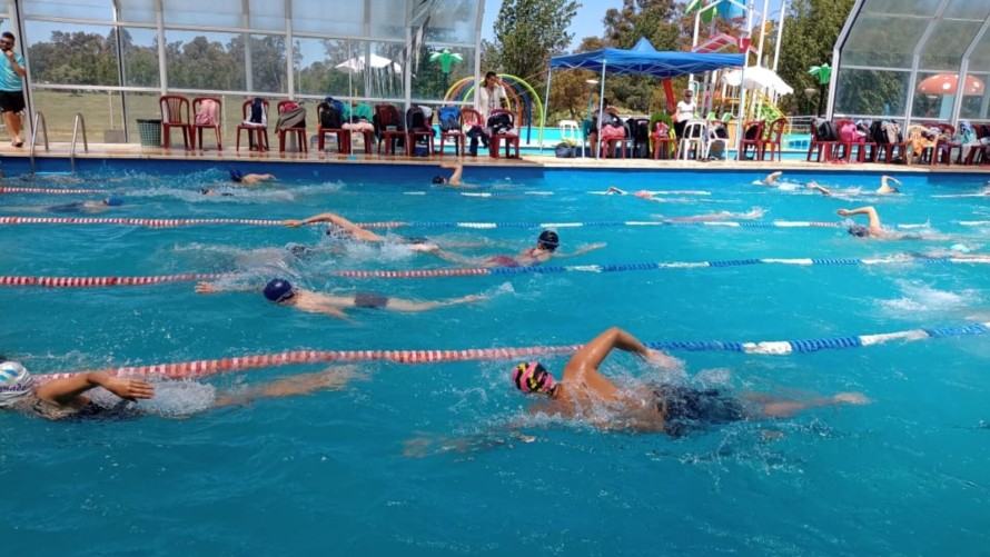 Se realizará un torneo de natación para adultos en el Natatorio Municipal
