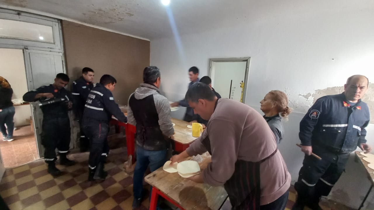 Bomberos Voluntarios vendieron 1000 tortas fritas para recaudar fondos