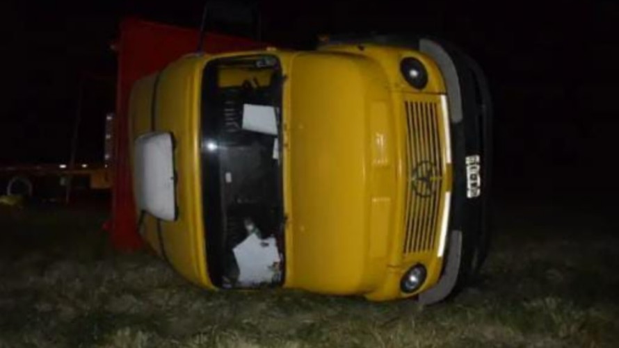 Un camión de Bolívar volcó y fue chocado por un automóvil