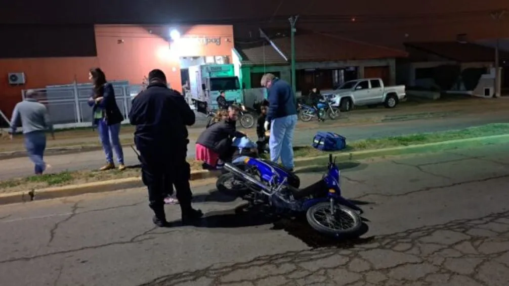 Dos personas cayeron de la moto en avenida Mariano Unzué y fue convocada la ambulancia.