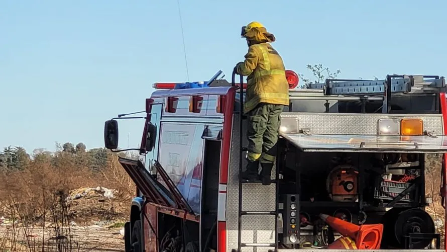 Bomberos sofocaron incendio en el basurero municipal