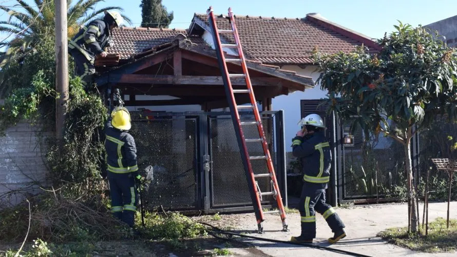 Quema de pastizales se salió de control y prendió fuego el techo de un garaje