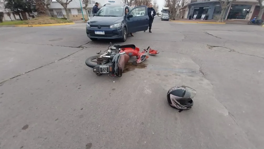 Un hospitalizado tras el impacto de una moto con una camioneta