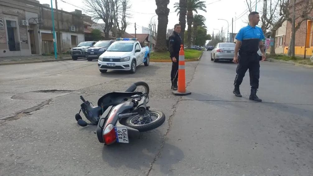 Una camioneta y una moto chocaron en avenida General Paz y Quintana