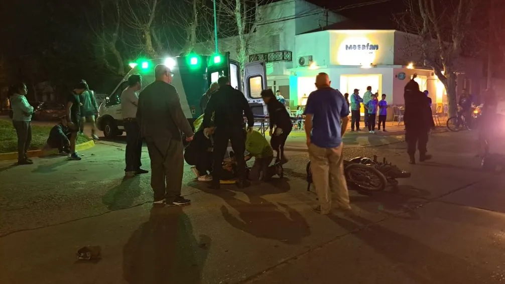 Un motociclista fue hospitalizado tras chocar con un auto