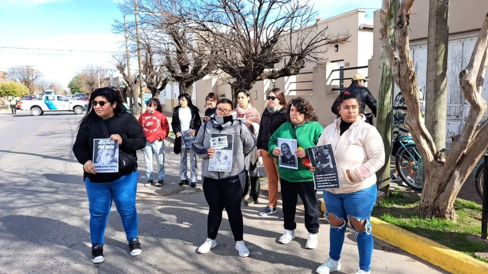 Un grupo de mujeres se aglomeró en la Fiscalía y difundió el caso Rocío en un medio nacional