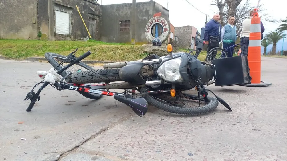  Una moto impactó contra una bicicleta en la avenida 25 de Mayo