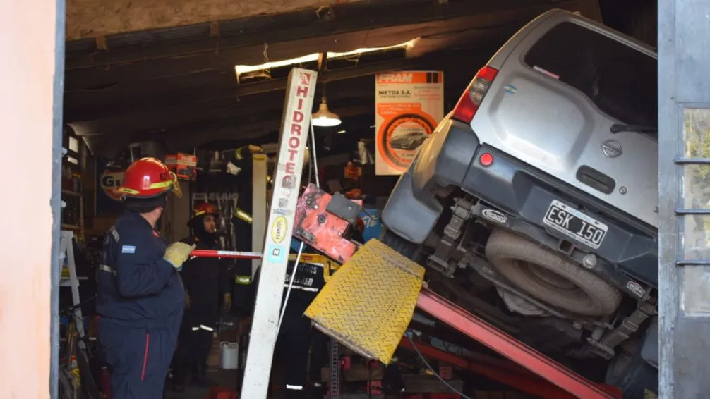 Le cayó un auto encima y fue trasladado al Hospital Capredoni