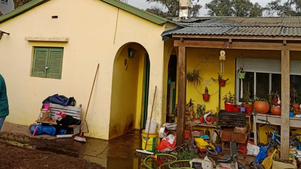 La chimenea de una estufa causó un principio de incendio en el techo de una vivienda  