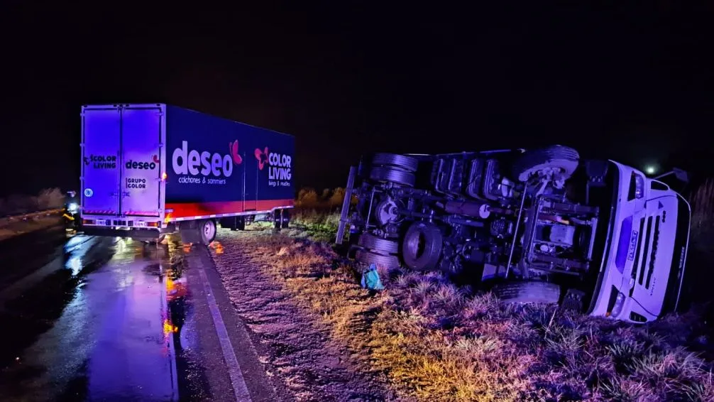 Volcó un camión en la ruta 226. 