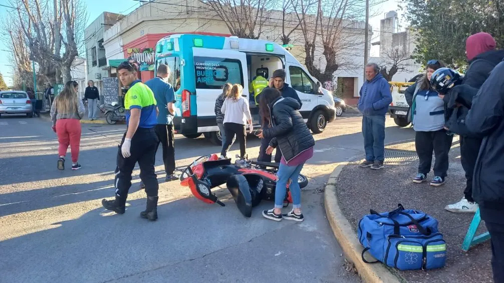 Motociclista fue trasladada al hospital tras impactar contra un auto