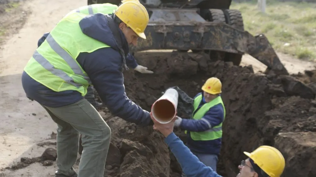 Comenzó la 2° etapa de la obra de ampliación de red de desagües cloacales sobre calle Rivadavia