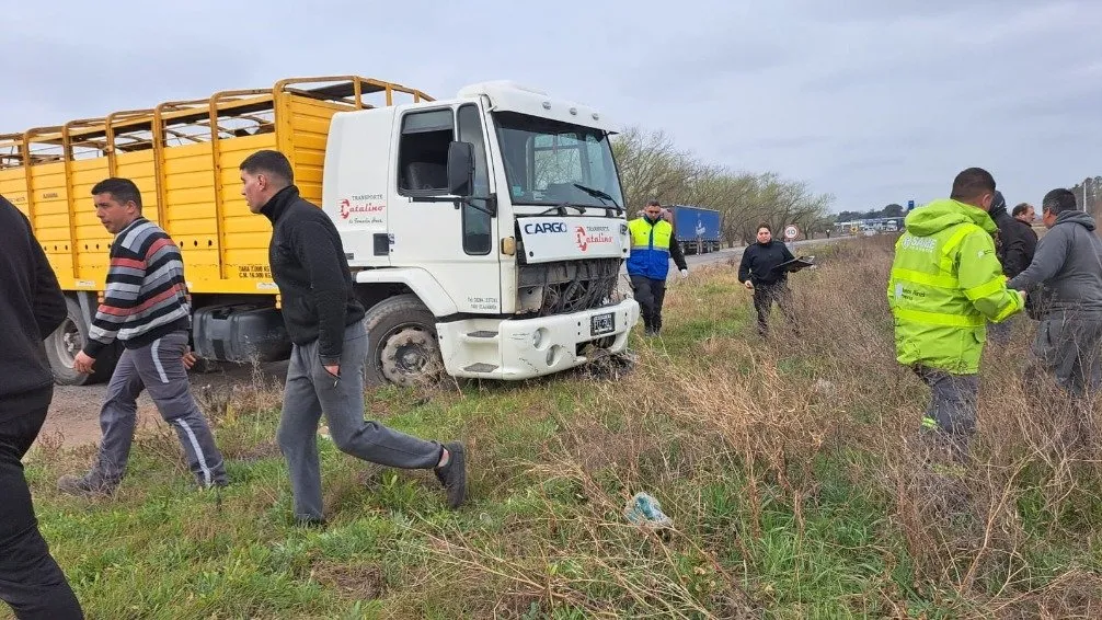 Un joven de 28 años murió al chocar en moto contra un camión en la Ruta 226