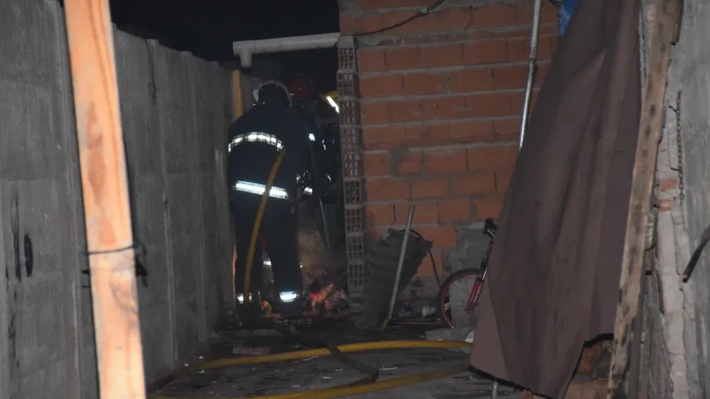  Bomberos sofocaron un incendio en una vivienda en Av. Centenario 