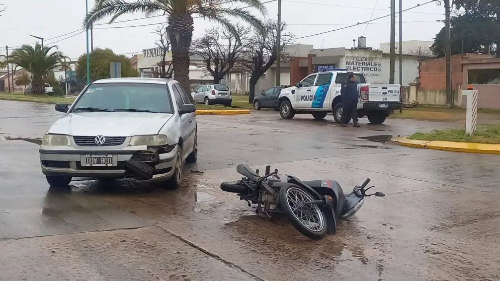 Fuerte choque entre un auto y una moto en la rotonda de Av. Fabrés García y General Paz