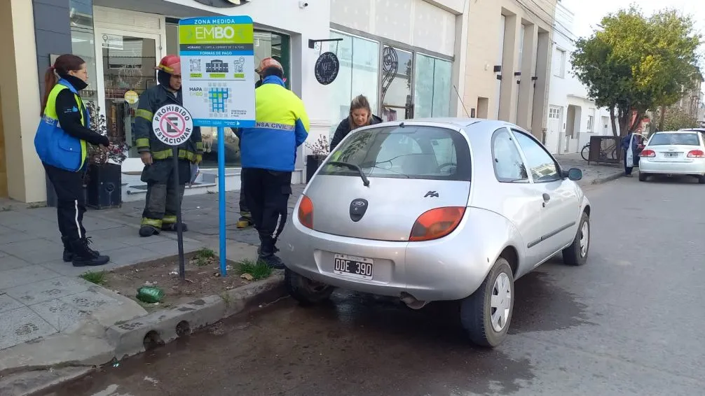 Bomberos Voluntarios intervinieron ante un derrame de combustible en el centro