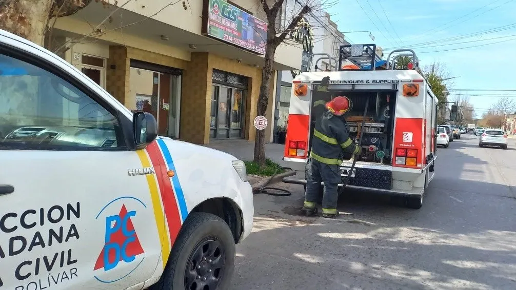 Bomberos Voluntarios intervinieron ante un derrame de combustible en el centro