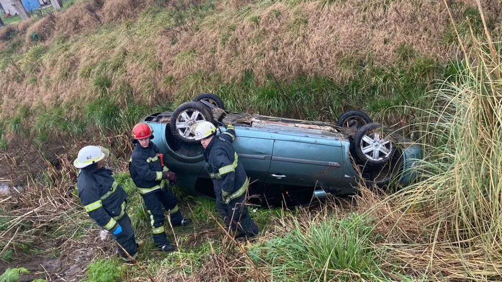 Lluvia, despiste y vuelco en la RP 65 terminó con una mujer hospitalizada