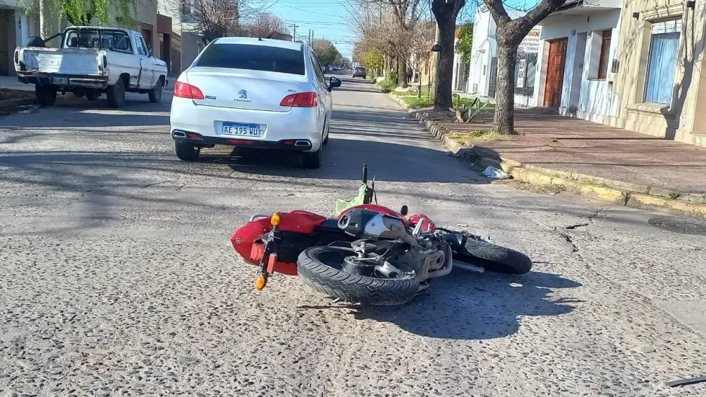 Una motociclista fue hospitalizada tras colisionar con un auto en Borges y Olavarría