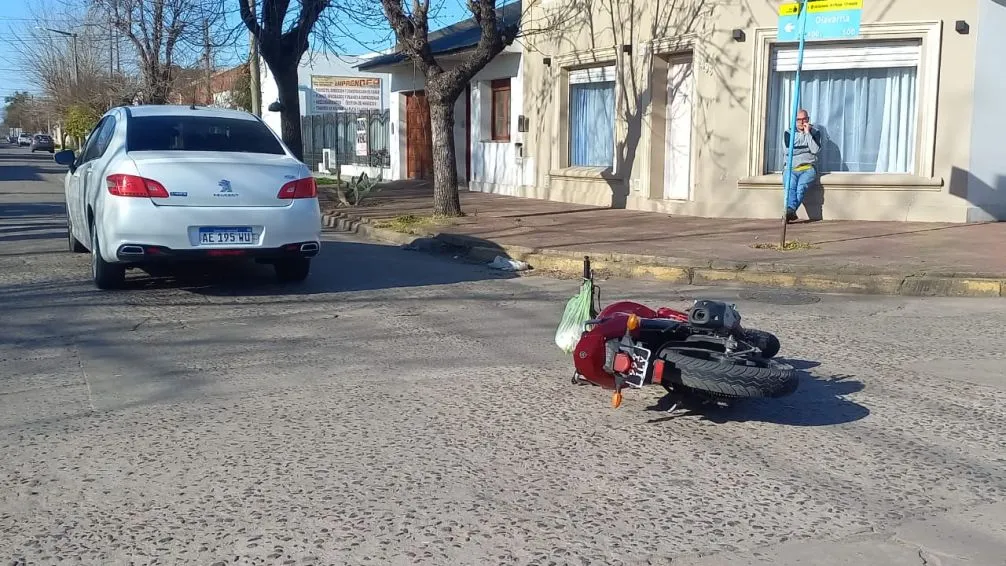 Una motociclista fue hospitalizada tras colisionar con un auto en Borges y Olavarría