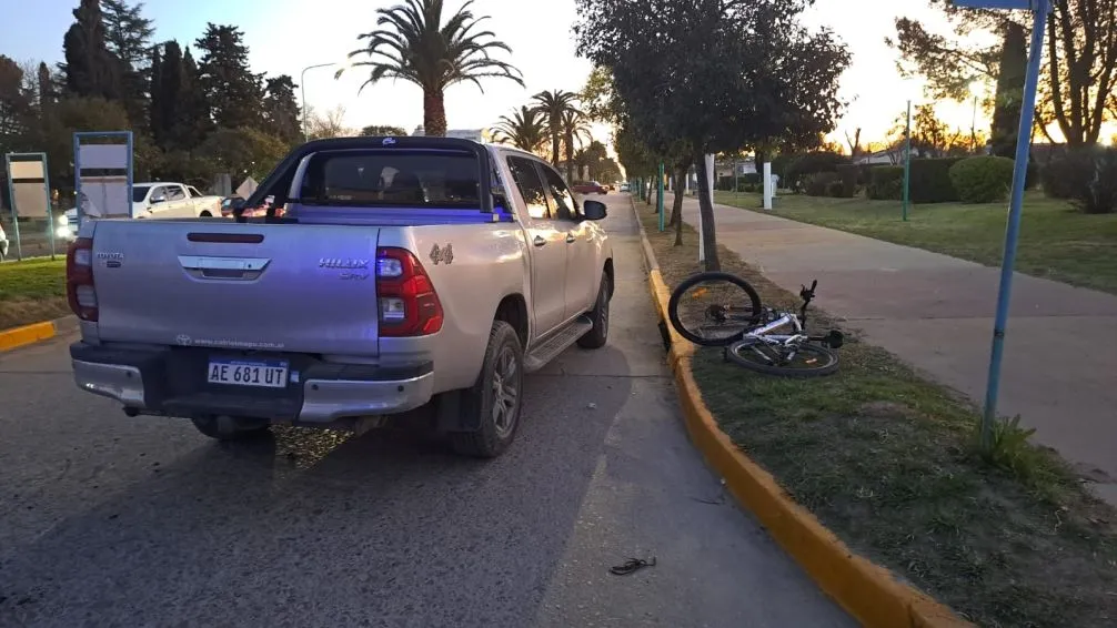  Una ciclista fue trasladada al Hospital tras ser chocada por una camioneta