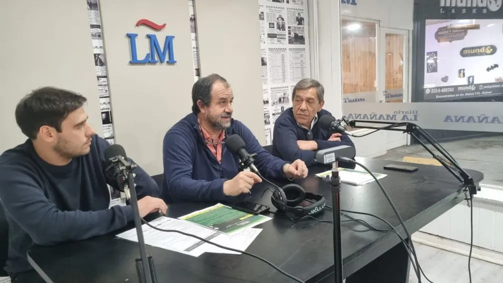 Ramiro Pagola, anoche, en diálogo con Gastón y Víctor Cabreros en la expo.