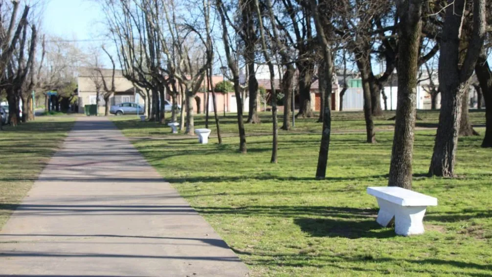 "Guardianes de tu plaza" trabajan en el mantenimiento de la Ricardo Rojas