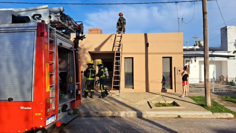 Pegaban membrana en un techo y se originó un incendio