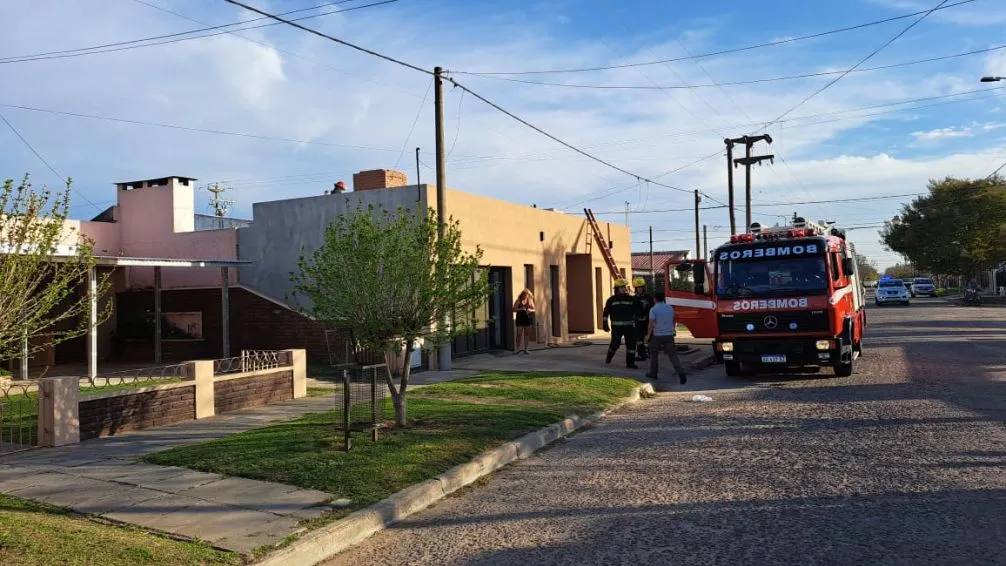 Pegaban membrana en un techo y se originó un incendio