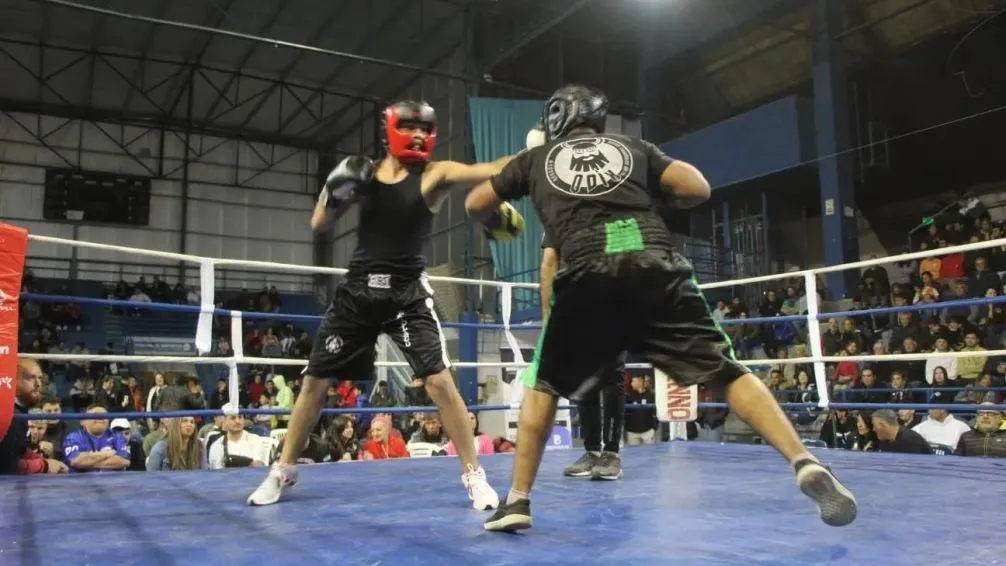 Victoria del olavarriense Alan Cos en la pelea de fondo