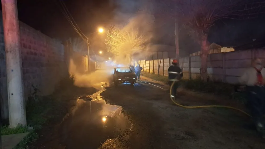 Incendio de un Renault 12 en la calle José Hernández