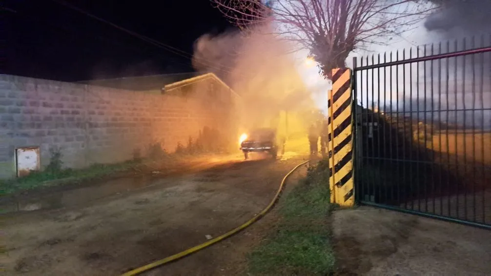 Incendio de un Renault 12 en la calle José Hernández