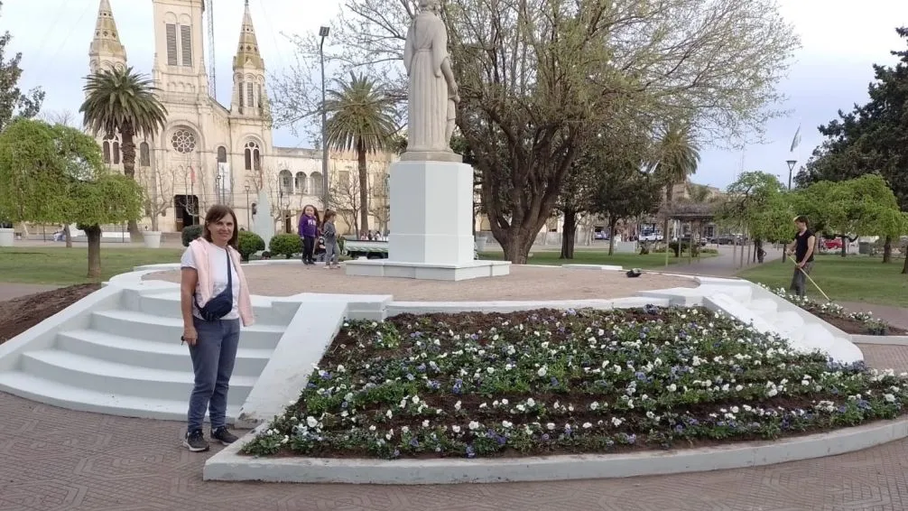 Los "Guardianes de tu plaza" embellecieron la Alsina para recibir la primavera