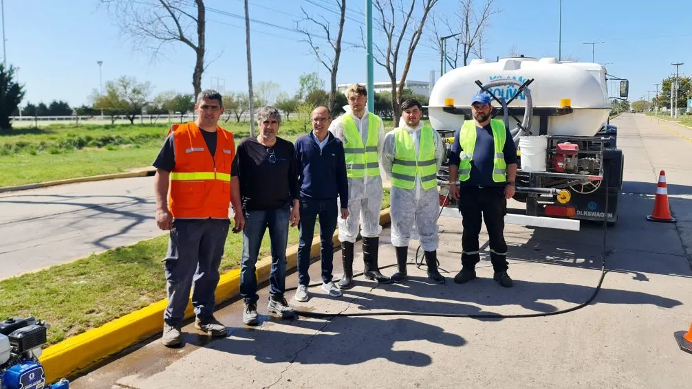 Pusieron en actividad una maquinaria para pintar cordones y sendas