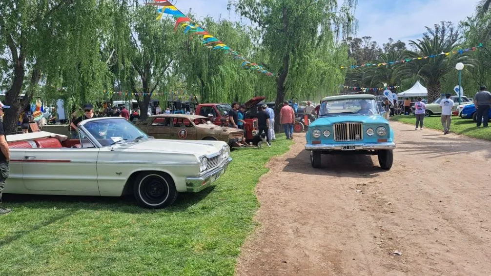 El Encuentro de Autos Clásicos se desarrolla a plena fiesta fierrera