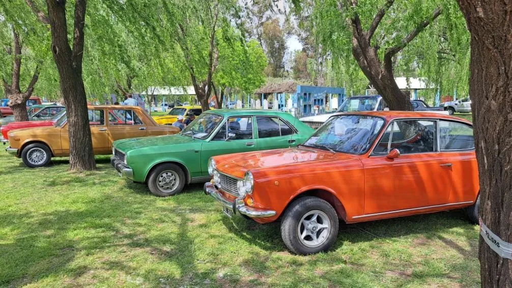 El Encuentro de Autos Clásicos se desarrolla a plena fiesta fierrera