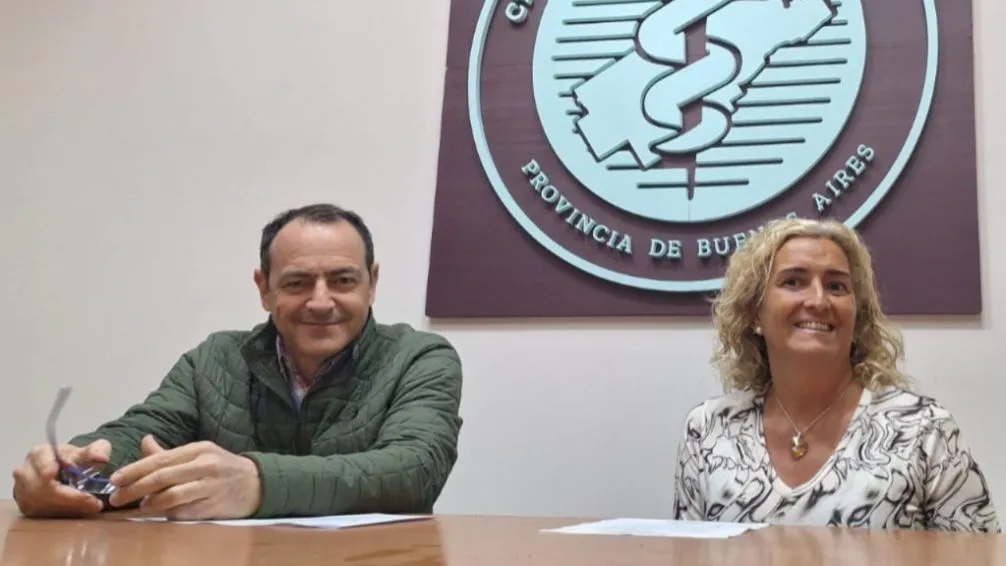 Marcelo Brindesi (saliente) y Carolina Calderón (entrante), presidente del Círculo Médico.